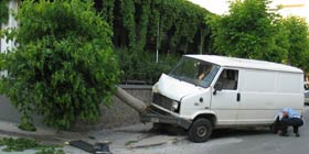 Furgone contro albero in Via Kennedy