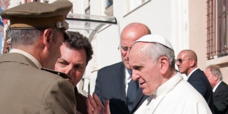 Il Santo Padre benedice la <i>Sassari</i>