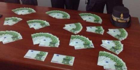 Spese pazze con banconote false