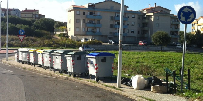 Sassari, ancora rifiuti abbandonati