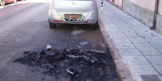 Corto circuito a Porto Torres, auto in fiamme