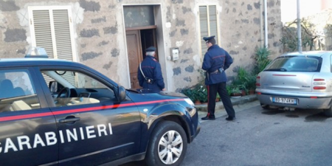 Ladro in carriera beccato col bottino