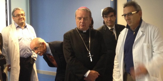 Mons Miglio benedice l´Ostetricia del Policlinico