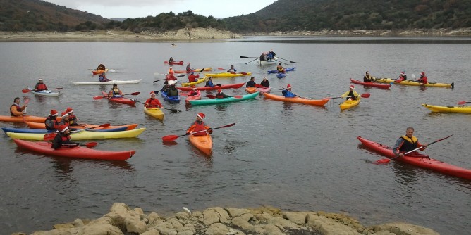 Christmas Kayak Excursion con 50 canoisti
