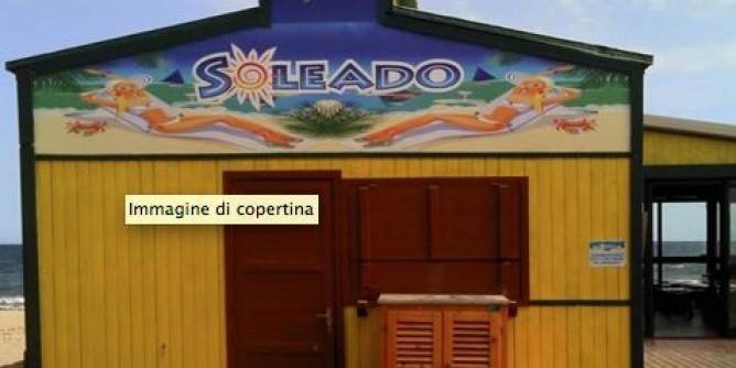 Incendio nella notte in un chiosco al Poetto