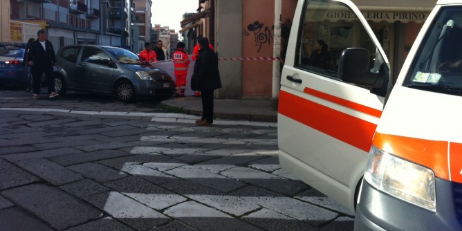 Sassari, uomo si accascia al suolo e muore