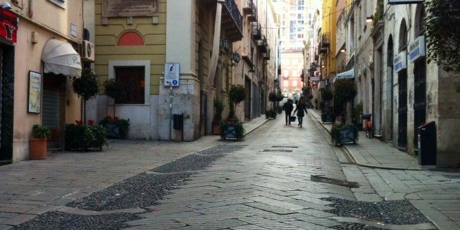 Telefona ai volontari e minaccia il suicidio