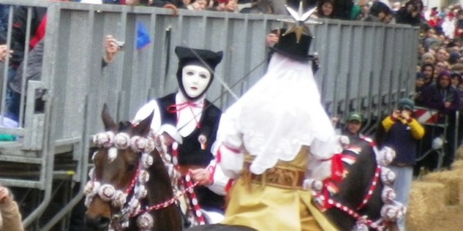Cavallo disarciona l´amazzone. Incidente a selezioni Sartiglia