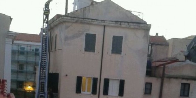 Cede il solaio nello stabile, chiusa via Misericordia