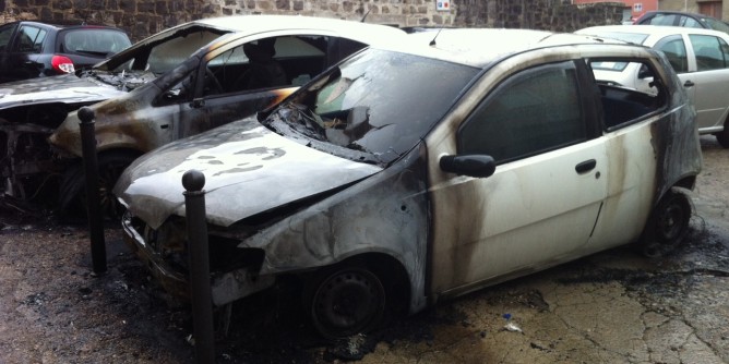 Due auto a fuoco nel centro storico di Sassari | Foto