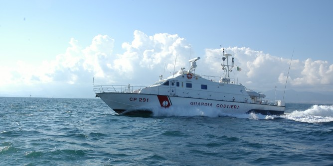 Yacht si incaglia a Sant´Antioco: Guardia Costiera salva 10 persone