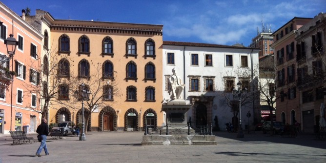 Chiazza d'olio in Piazza Tola: manutenzione