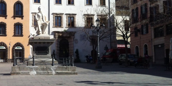 «Prostitute e spacciatori nel centro di Sassari»