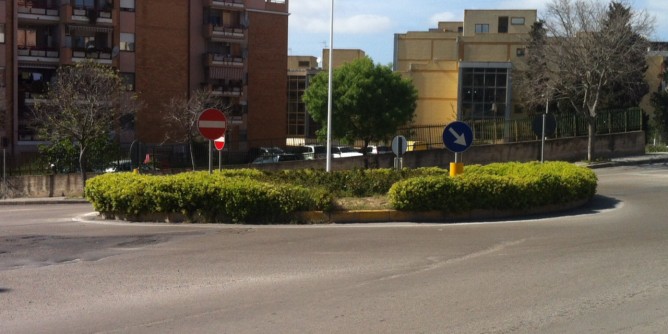 Asfalto viscido sulla rotatoria: automobile va contro il palo