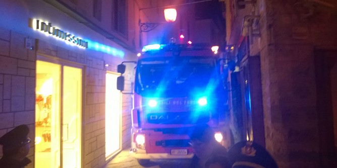 Esplosione nella notte in un salone di Cagliari: indaga la polizia