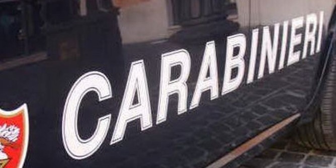 Fermano l’auto: rapina pistole in pugno