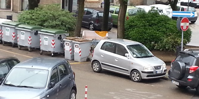 Divano abbandonato: «via Nizza martoriata»