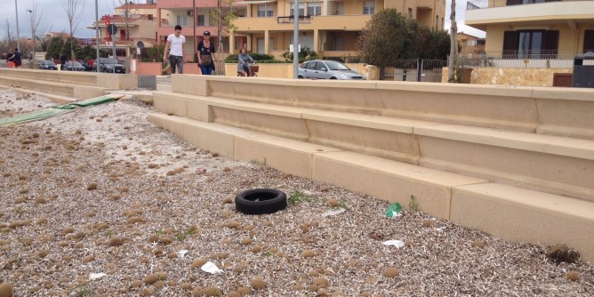 Spiagge sporche sino a giugno: turisti sui muretti