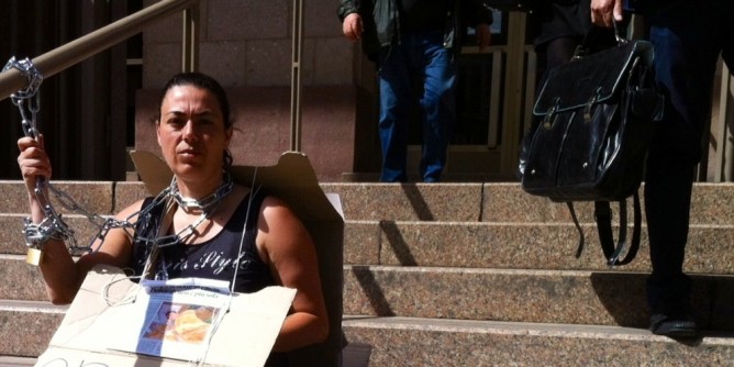 «Restituitemi la casa», donna si incatena sulle scale del tribunale