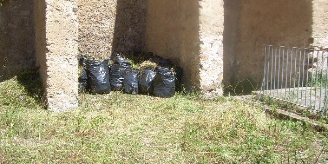 Volontari ripuliscono il Forte della Maddalena 