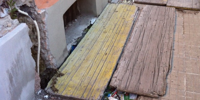 Marciapiede sconnesso in via Flumenargia