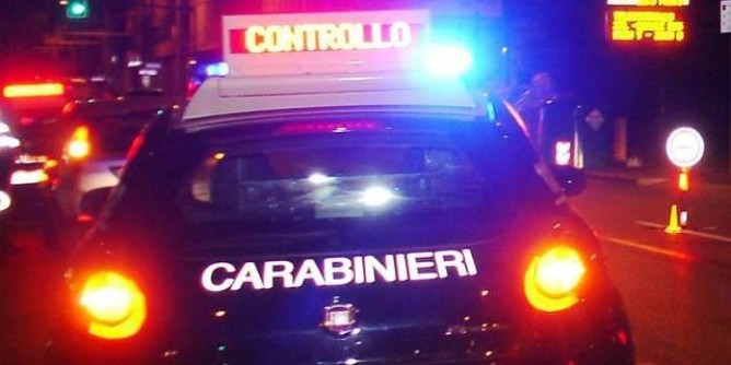 Tenta di strangolare la moglie, arrestato 50enne