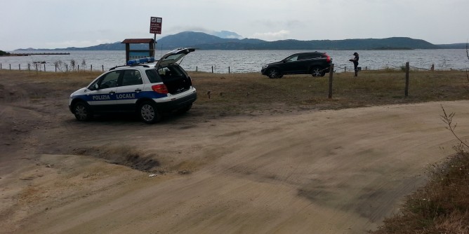 Vigili in spiaggia ad Olbia: turisti scaricano dal caravan