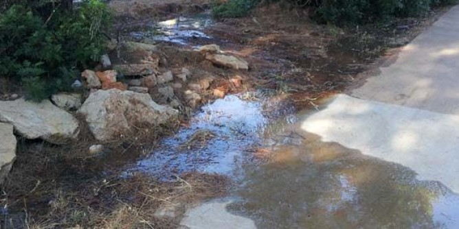 Scorre l´acqua nella pista ciclabile | Foto
