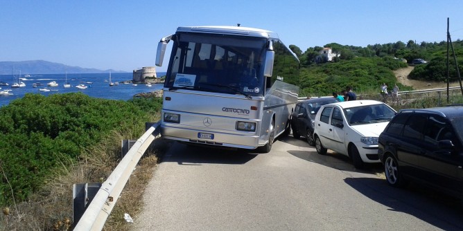 Bus <i>incastrato</i> al Lazzaretto| Foto