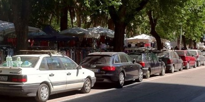 Parcheggi occupati 24 ore al dì. Tutti contro gli ambulanti