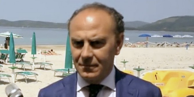 Via le alghe dalle concessioni sul lido