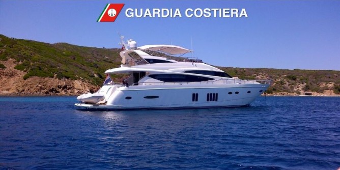 Barca ancorata a Cala Sabina, denunciato il comandante 