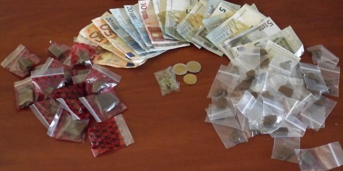 Pusher 28enne in manette a Marina con 1 etto e mezzo di droga