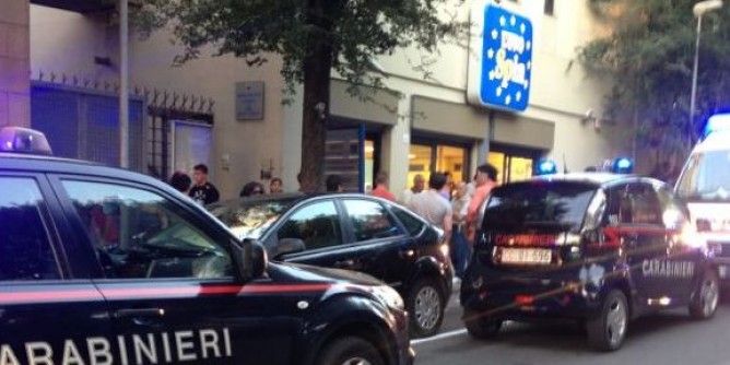 Commerciante rapinata con pistola, caccia alluomo