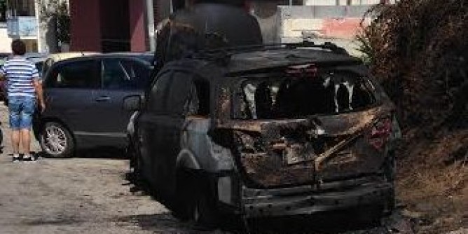 Festeggia 18 anni incendiando auto: fermato nuorese