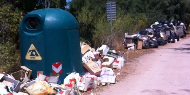 Corridoio di rifiuti in pineta | Foto