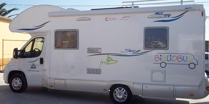 Bibliobus, la biblioteca mobile gira per Cagliari