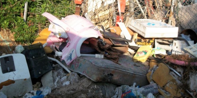 Sigilli a Olbia nella via trasformata in discarica