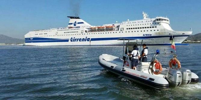 Traghetto su un banco di sabbia al porto di Olbia