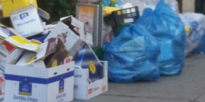 Cumuli di spazzatura nel Corso di Alghero | foto