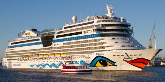 Attracca l’Aida blu: 2500 turisti in giro per Cagliari