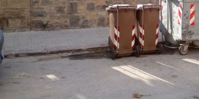 Liquami dai cassonetti davanti al Roth | Foto