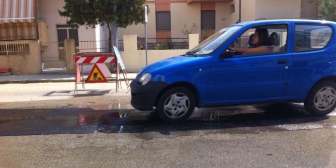 Rispunta la perdita in via De Gasperi | Foto