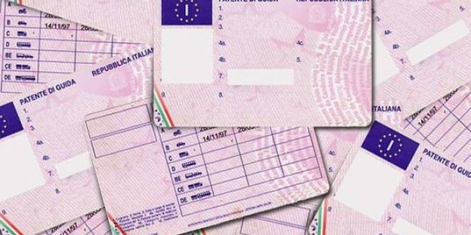 Fa l´esame al posto dell´amico: fermato