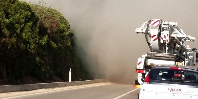 Incendio a Tottubella, fumo invade la strada | Foto
