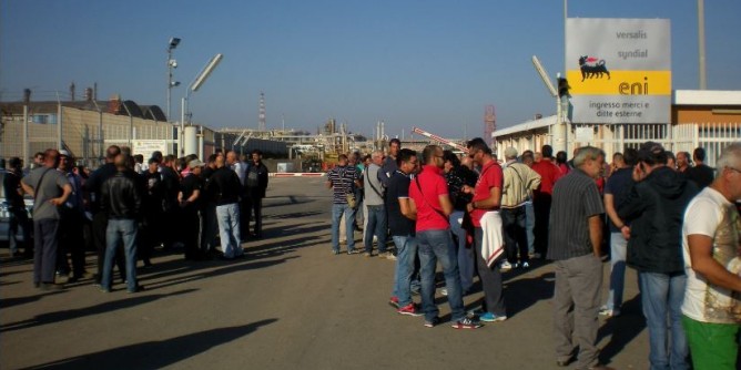 Edilizia, lavoratori manifestano sulla 131