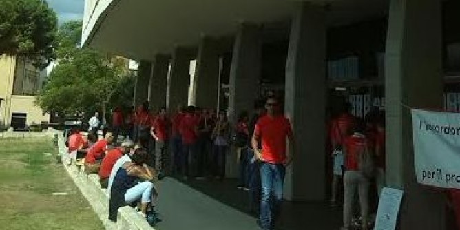 Akhela, primi licenziamenti e nuovo sit-in