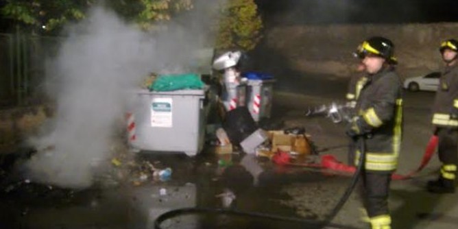Piromani a Cagliari: in fiamme una decina di cassonetti nella notte