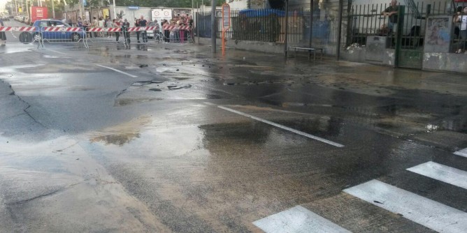 Scoppia condotta a Is Mirrionis, traffico nel caos