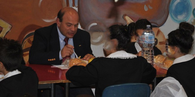 Sanna a pranzo con gli alunni di San Donato | Foto